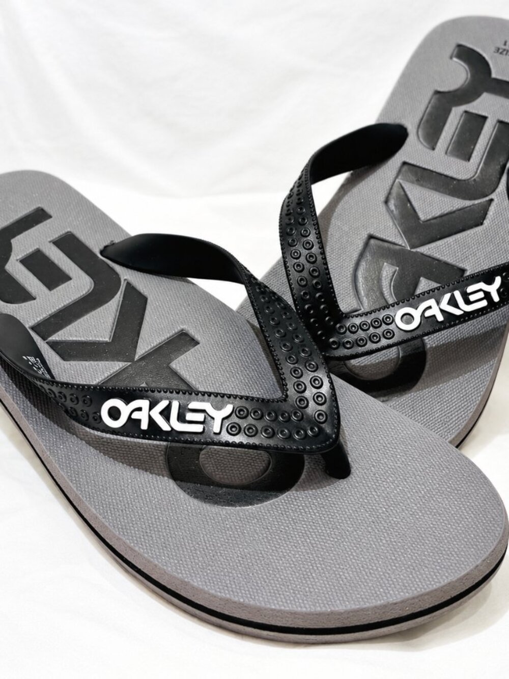 Oakley Men’s Grey & Black Flip Flops Size 11 – New